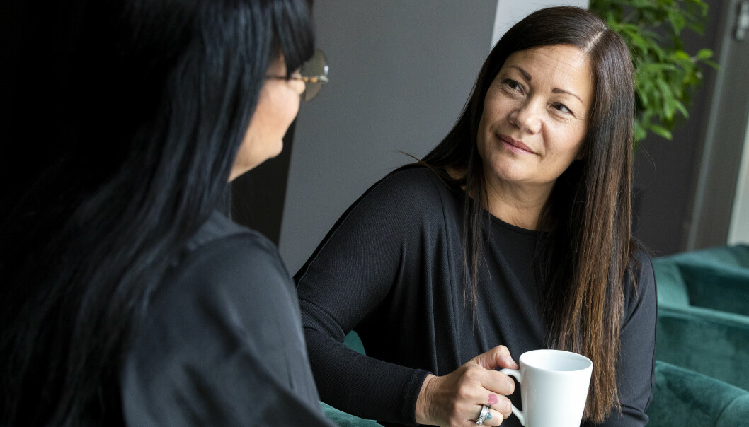 För Pernilla har vetskapen att hon och Lotta är systrar lett till känslor av både glädje och avundsjuka. Foto: Alexander von Sydow Pernilla Foo med sin syster Lotta Foo i Örebro.