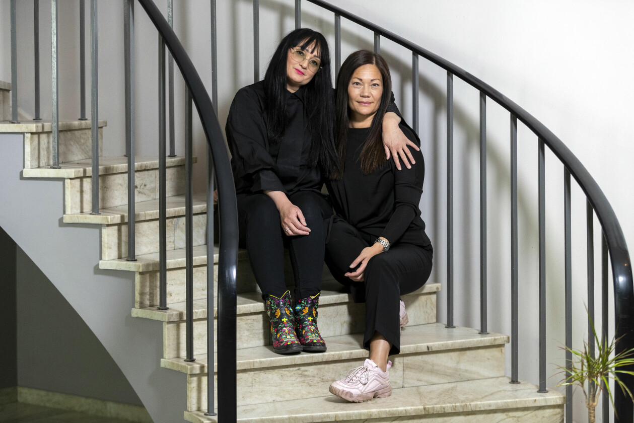 Lotta och Pernilla var båda över 40 när de fick veta att de är biologiska systrar på pappans sida. Foto: Alexander von Sydow Lotta Foo och Pernilla Foo i Örebro.