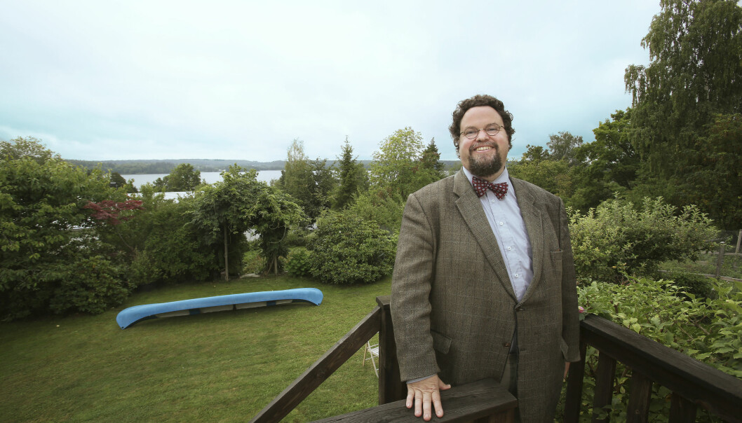 Från föräldrarnas lummiga trädgården är det nära till badviken. Edward har alltid älskat vatten och badade varje dag under sommarloven. Foto: Stefan Nilsson Edward Blom på Ekerö.