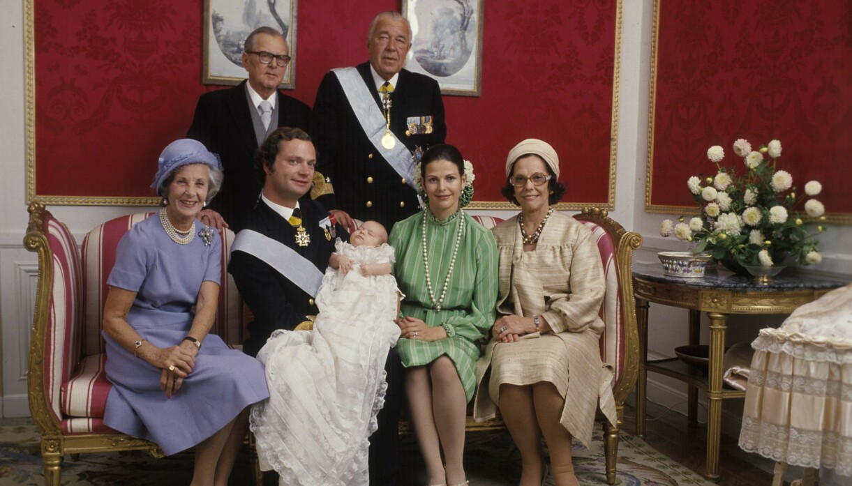 Foto: Clas-Göran Carlsson Prinsessan Lilian, Waler Sommerlath, kung Carl XVI Gustaf, drottning Silvia, prins Bertil och Alice Sommerlath tillsammans med prinsessan Victoria efter hennes dop.