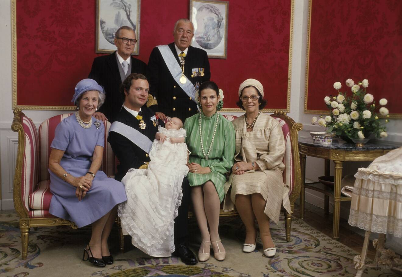 Prinsessan Lilian, Waler Sommerlath, kung Carl XVI Gustaf, drottning Silvia, prins Bertil och Alice Sommerlath tillsammans med prinsessan Victoria efter hennes dop.