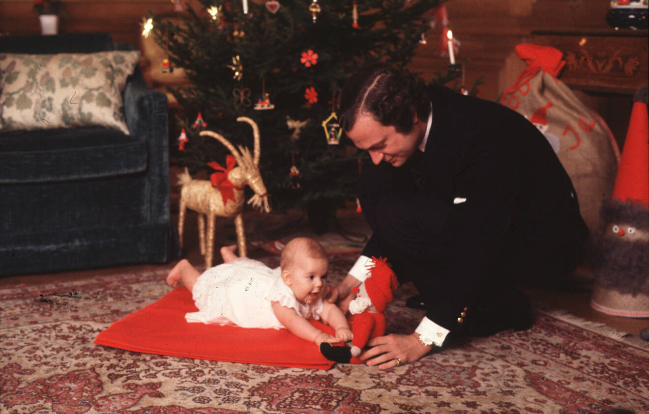 Prinsessan Victoria tillsammans med pappa kungen inför sin första jul.