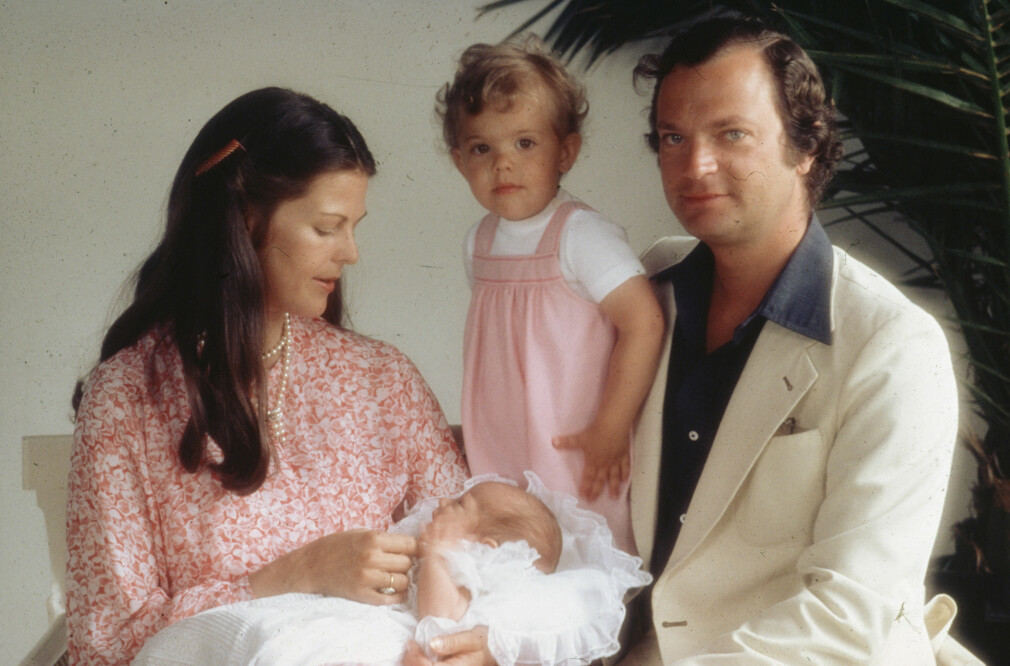 Foto: Charles Hammarsten/TT Kungafamiljen med sitt nytillskott prins Carl Philip, 1979.
