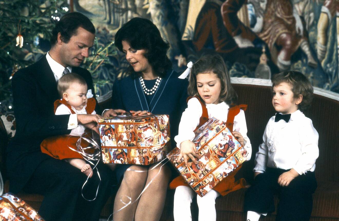Kungafamiljen öppnar julklappar på Drottningholm slott