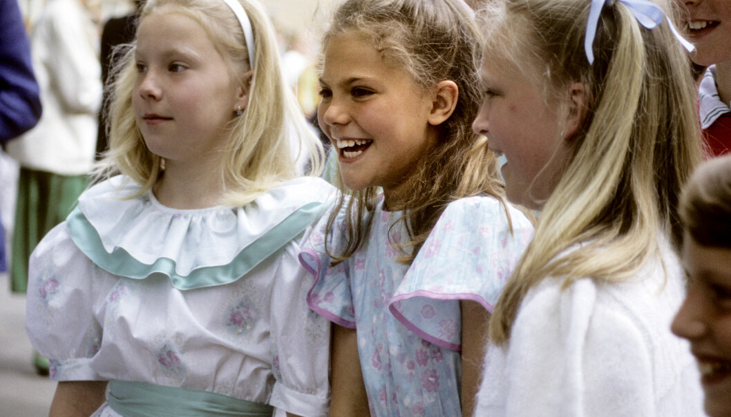 Foto: Roger Tillberg/TT Kronprinsessan Victoria skrattar med sina klasskamrater.