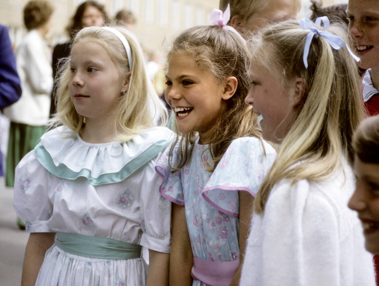 Kronprinsessan Victoria skrattar med sina klasskamrater.