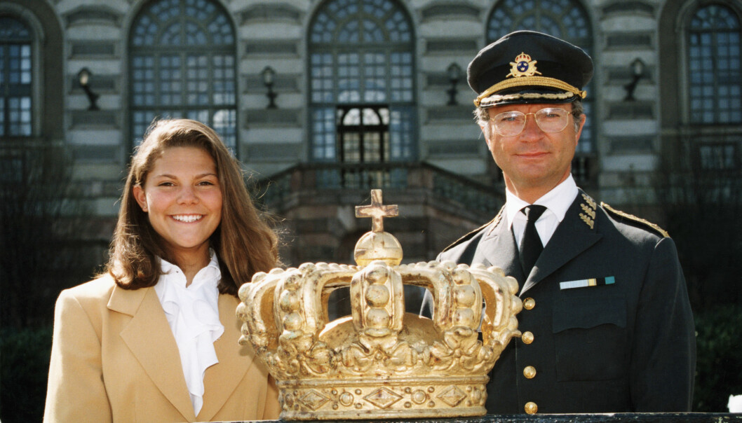 Foto: Charles Hammarsten/TT Kronprinsessan Victoria tillsammans med pappa kungen på hans födelsedag.