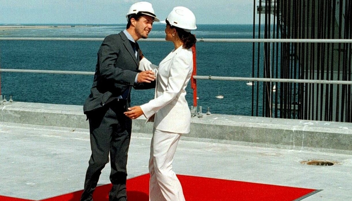 Foto: Ingvar Andersson Kronprins Frederik och kronprinsessan Victoria inviger Öresundsbron med en kram, 1999.