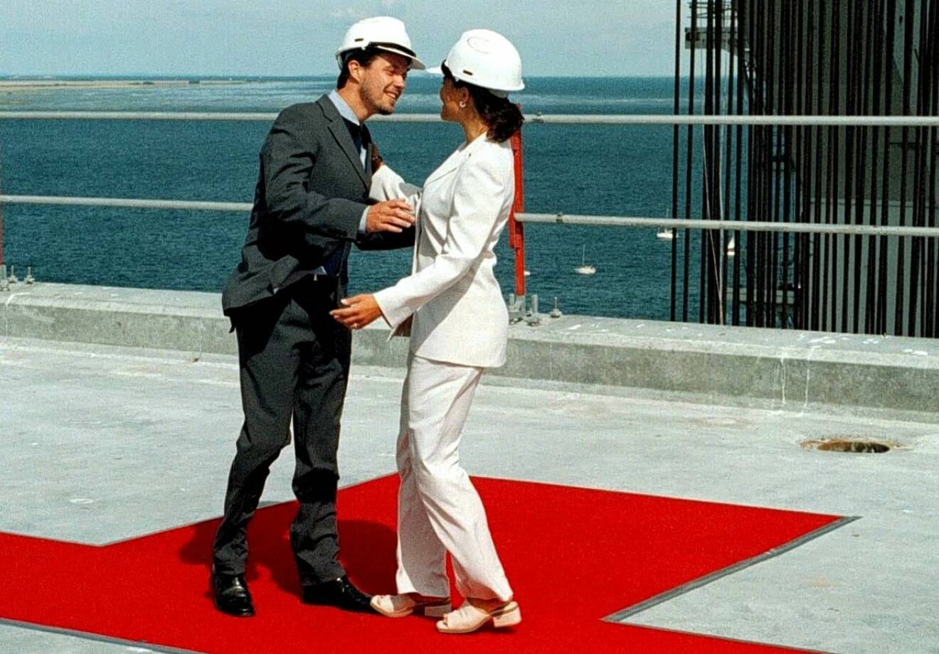 Kronprins Frederik och kronprinsessan Victoria inviger Öresundsbron med en kram, 1999.