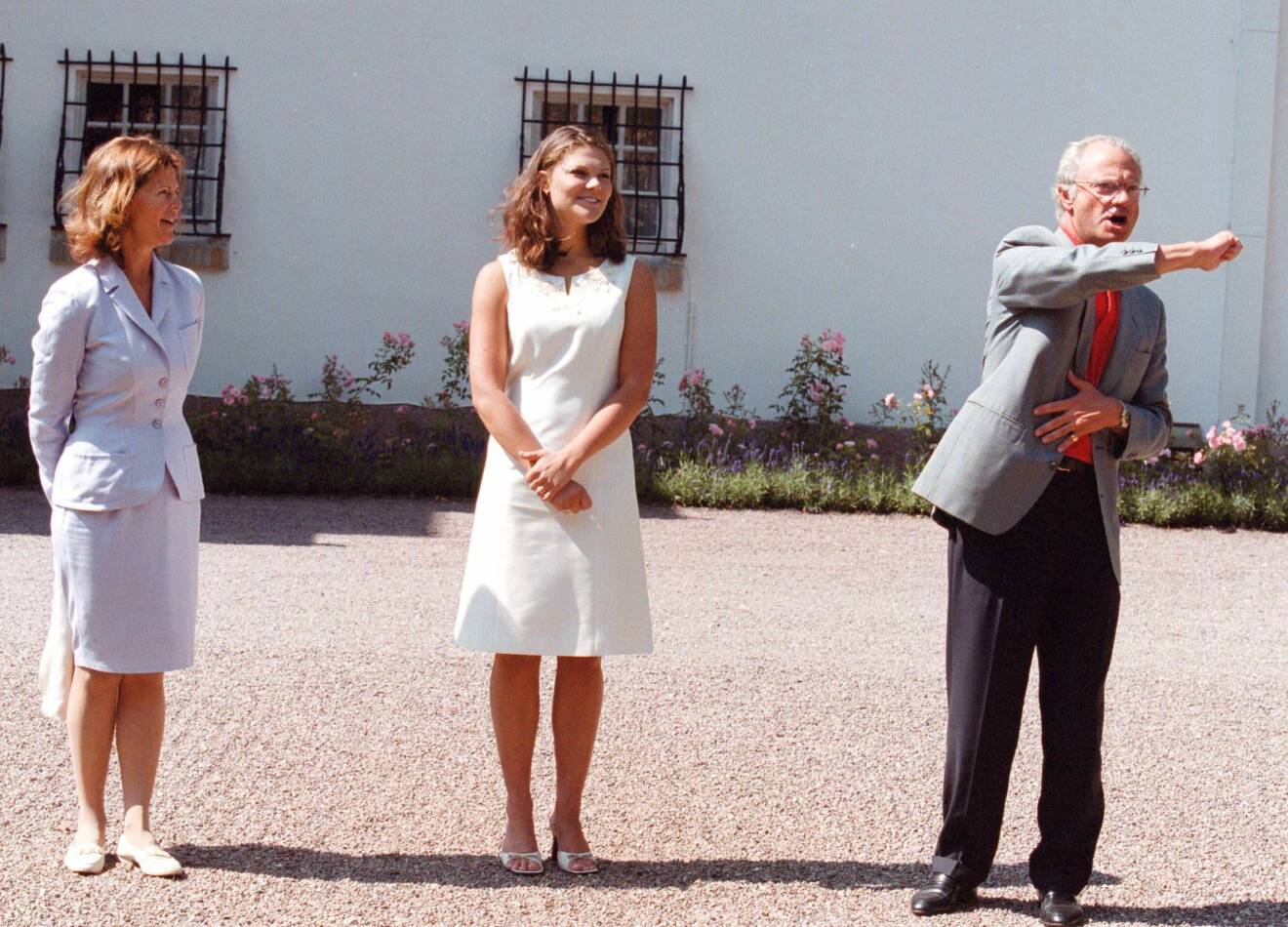Drottning Silvia, kronprinsessan Victoria och kung Carl XVI Gustaf på Solliden år 2000