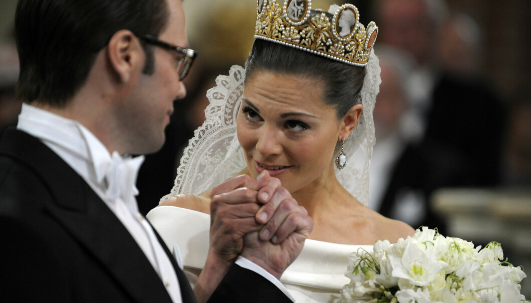Foto: Janerik Henriksson/Scanpix/TT Kronprinsessan Victoria kysser Daniel Westlings hand under bröllopet mellan de båda.