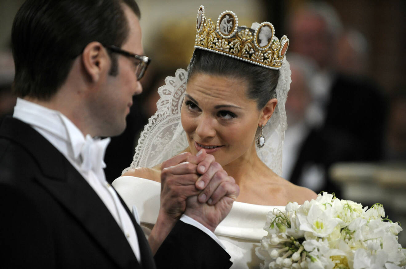 Kronprinsessan Victoria kysser Daniel Westlings hand under bröllopet mellan de båda.