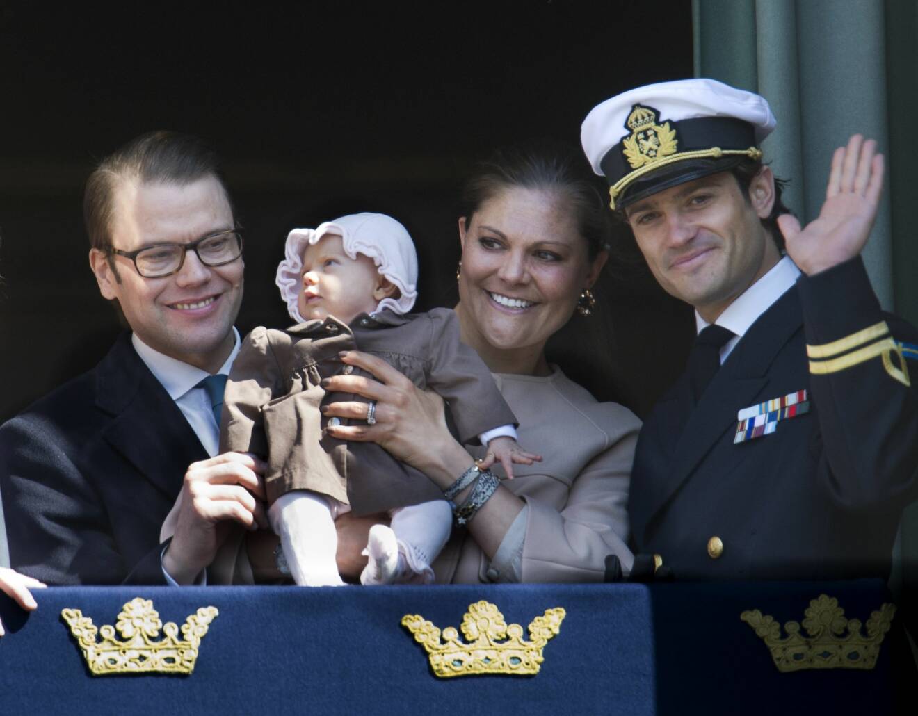 Prins Daniel, prinsessan Estelle, kronprinsessan Victoria och prins Carl-Philip visar upp Estelle för första gången.
