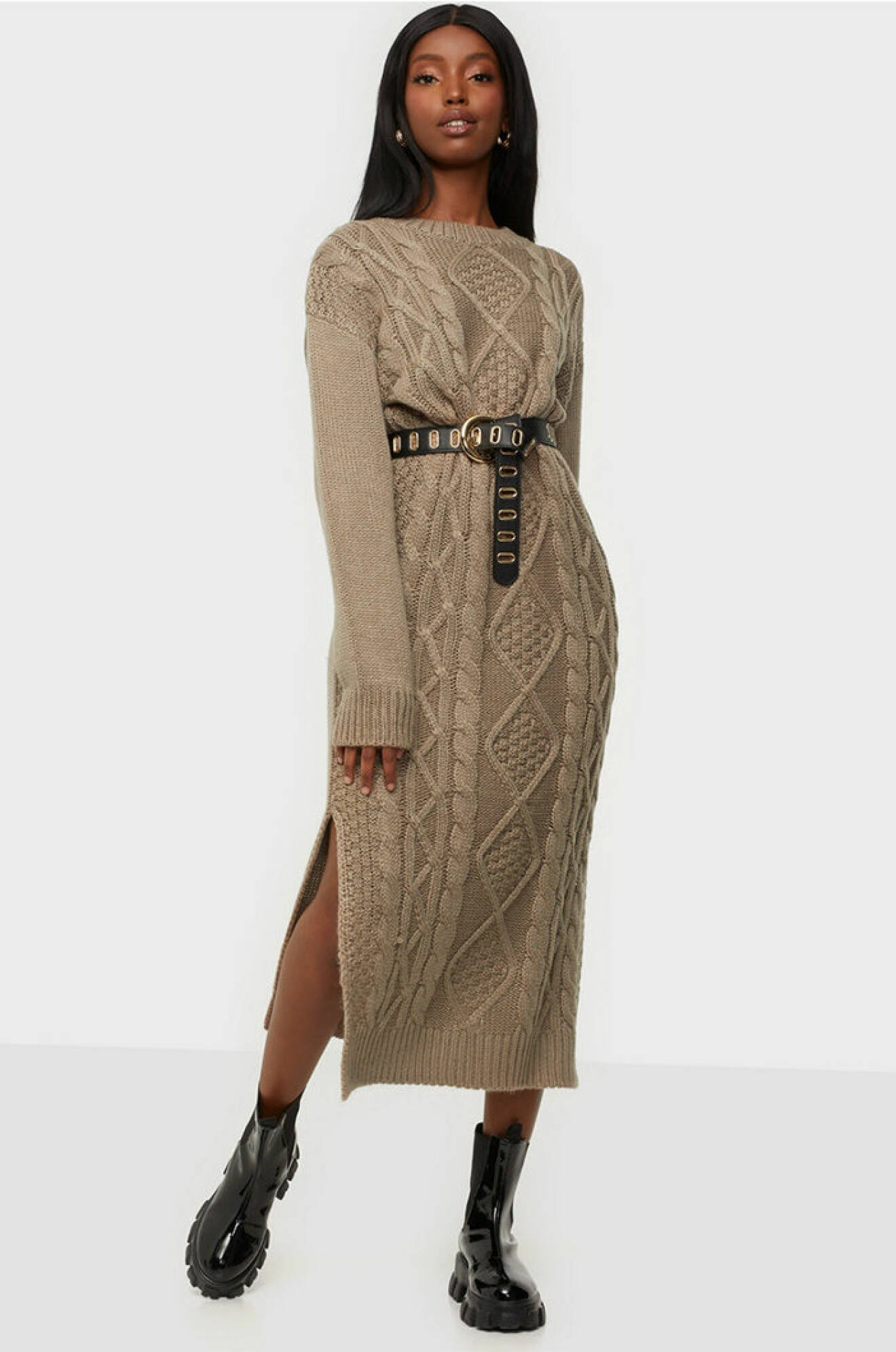 Kabelstickad klänning från NLY Trend.