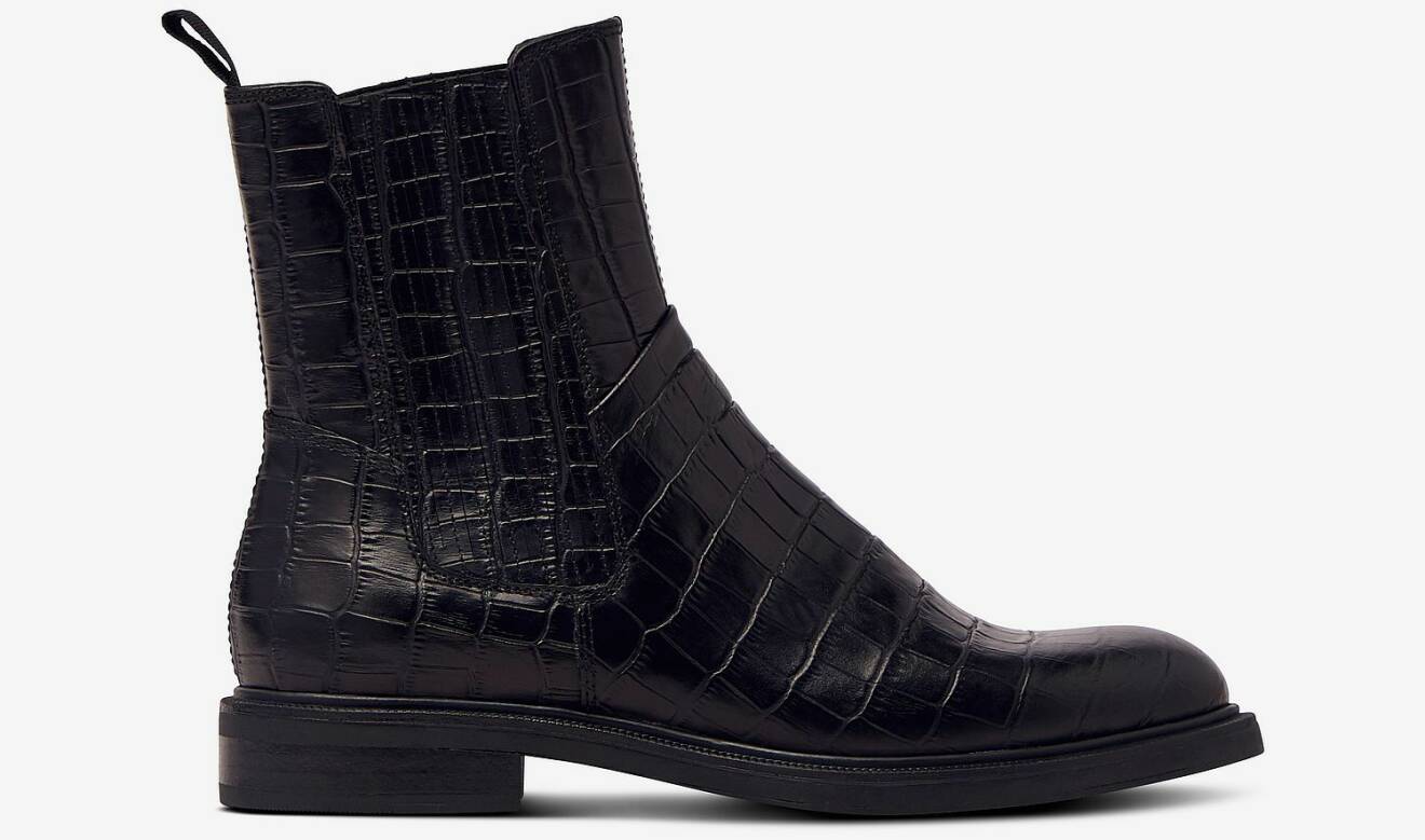 Svarta boots i krokopräglat skinn, från Vagabond.