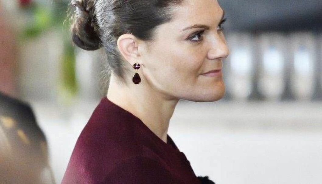 Kronprinsessan Victoria i örhängen från Caroline Svedbom.