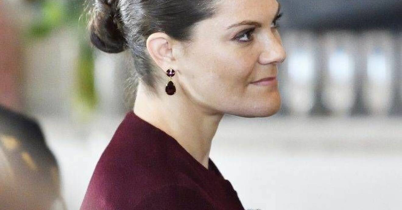 Kronprinsessan Victoria i örhängen från Caroline Svedbom.