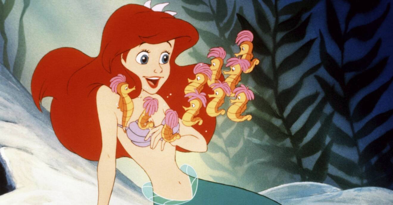 Prinsessan från Den lilla sjöjungfrun – Ariel – bland ett gäng sjöhästar.
