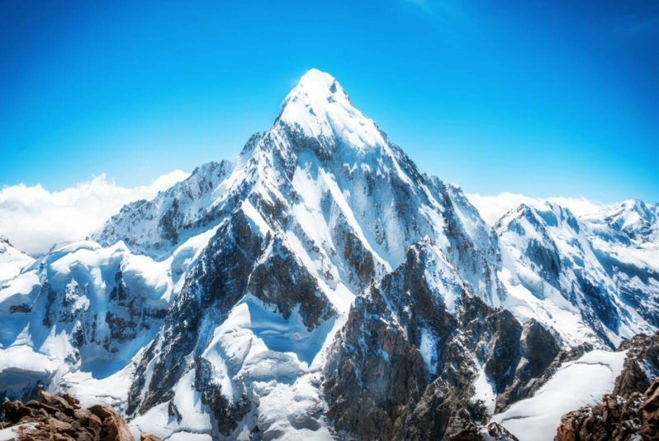 Mount Everest – höga berg med snö på och blå himmel