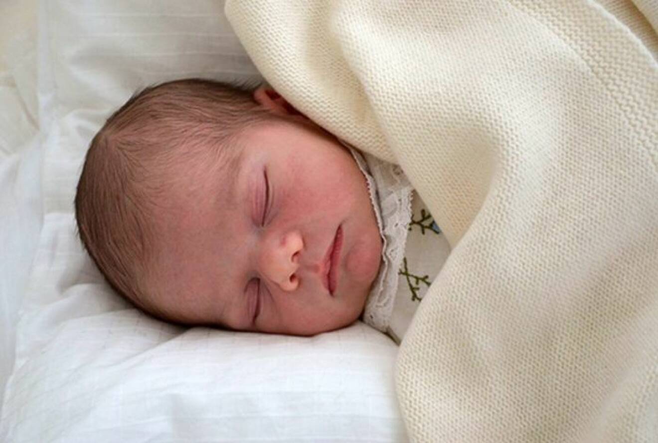 Första bilden på prins Oscar som nyfödd år 2016.