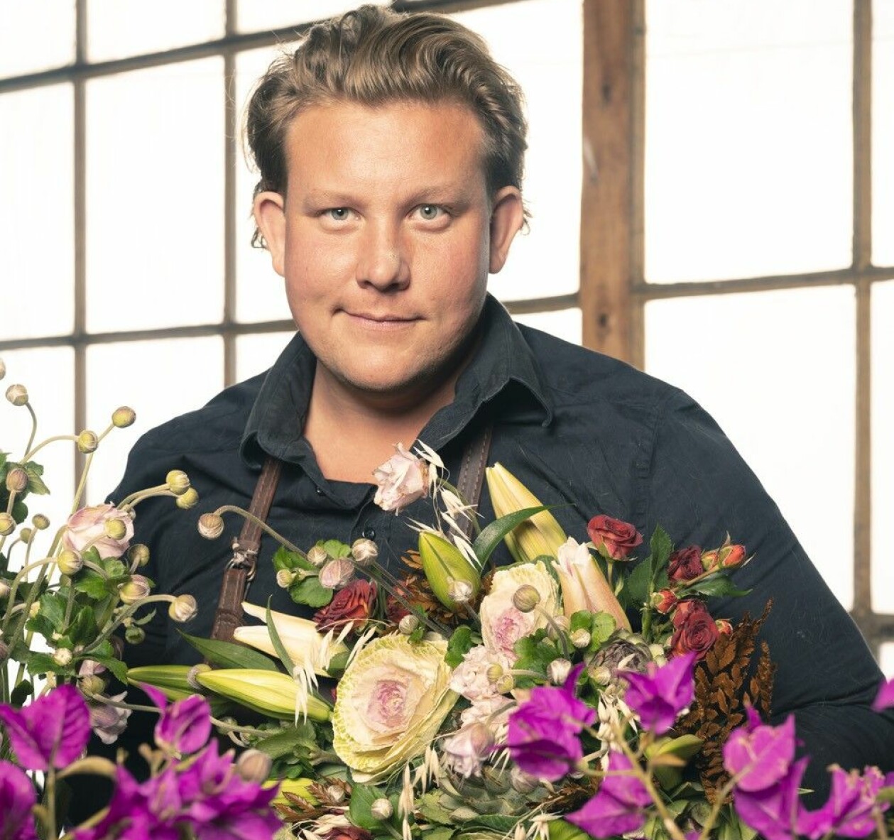 Blomsterarrangemang är en av Karl Fredriks passioner. Foto Jakob Dahlström/TV4. Porträtt av Karl Fredrik med ett fint blomsterarrangemang i famnen.