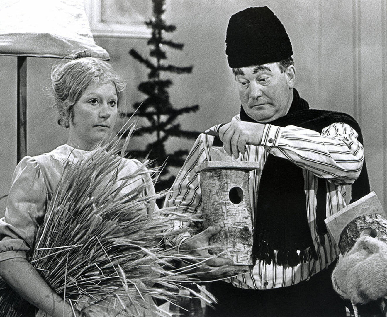 Bilden visar skådespelarna som spelade teskedsgumman och hennes gubbe i julkalendern Gumman som blev liten som en tesked.