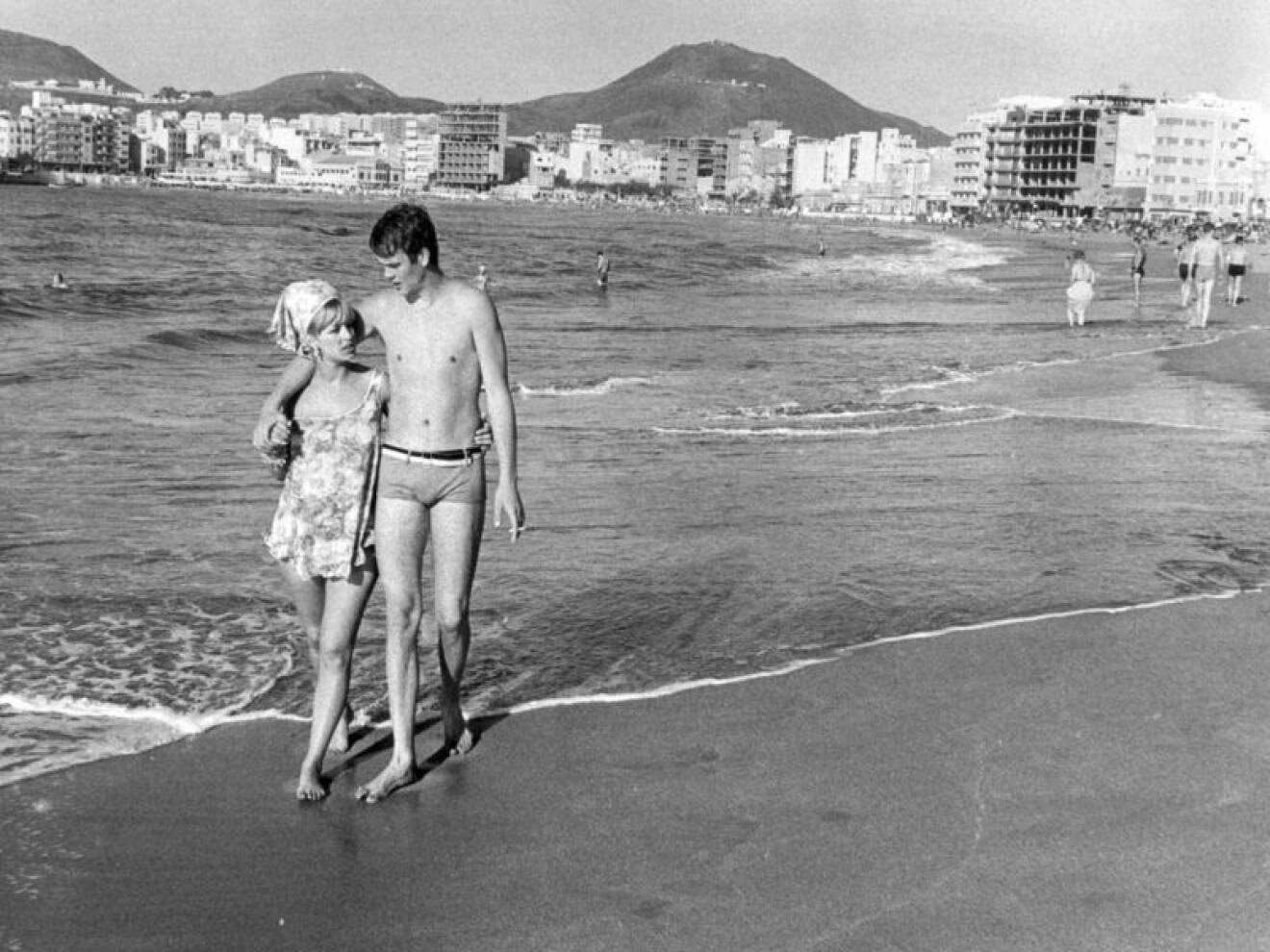 Lill-Babs och Lasse Berghagen går på en strand på Kanarieöarna 1966.
