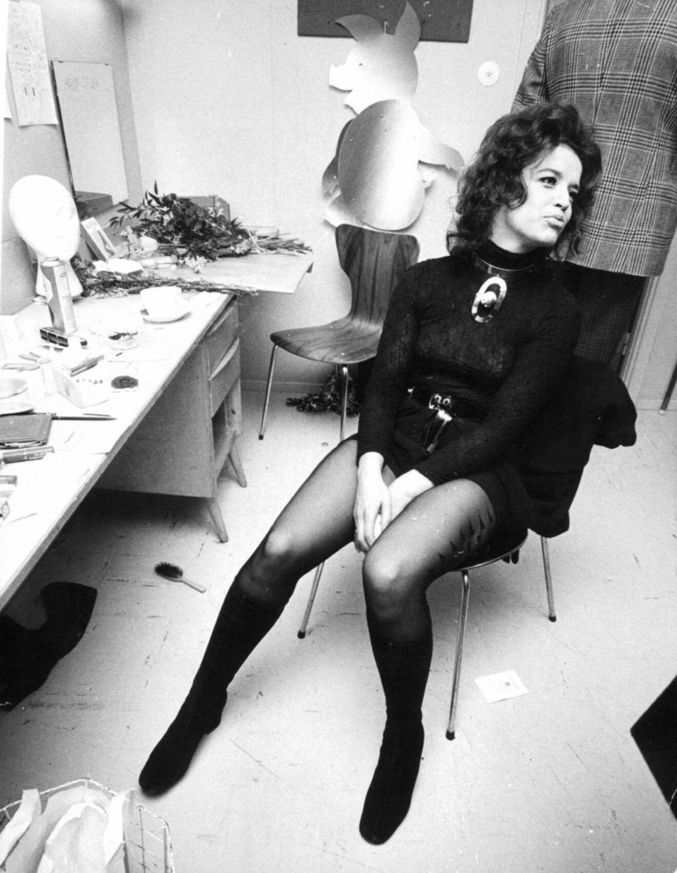 Lill-Babs i en svart tajt, kort klänning i en loge 1972.