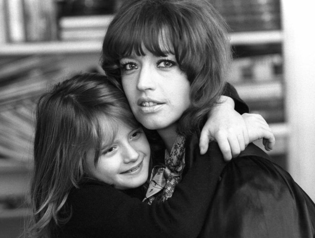 Kristin Kaspersen kramar mamma Lill-Babs 1974.