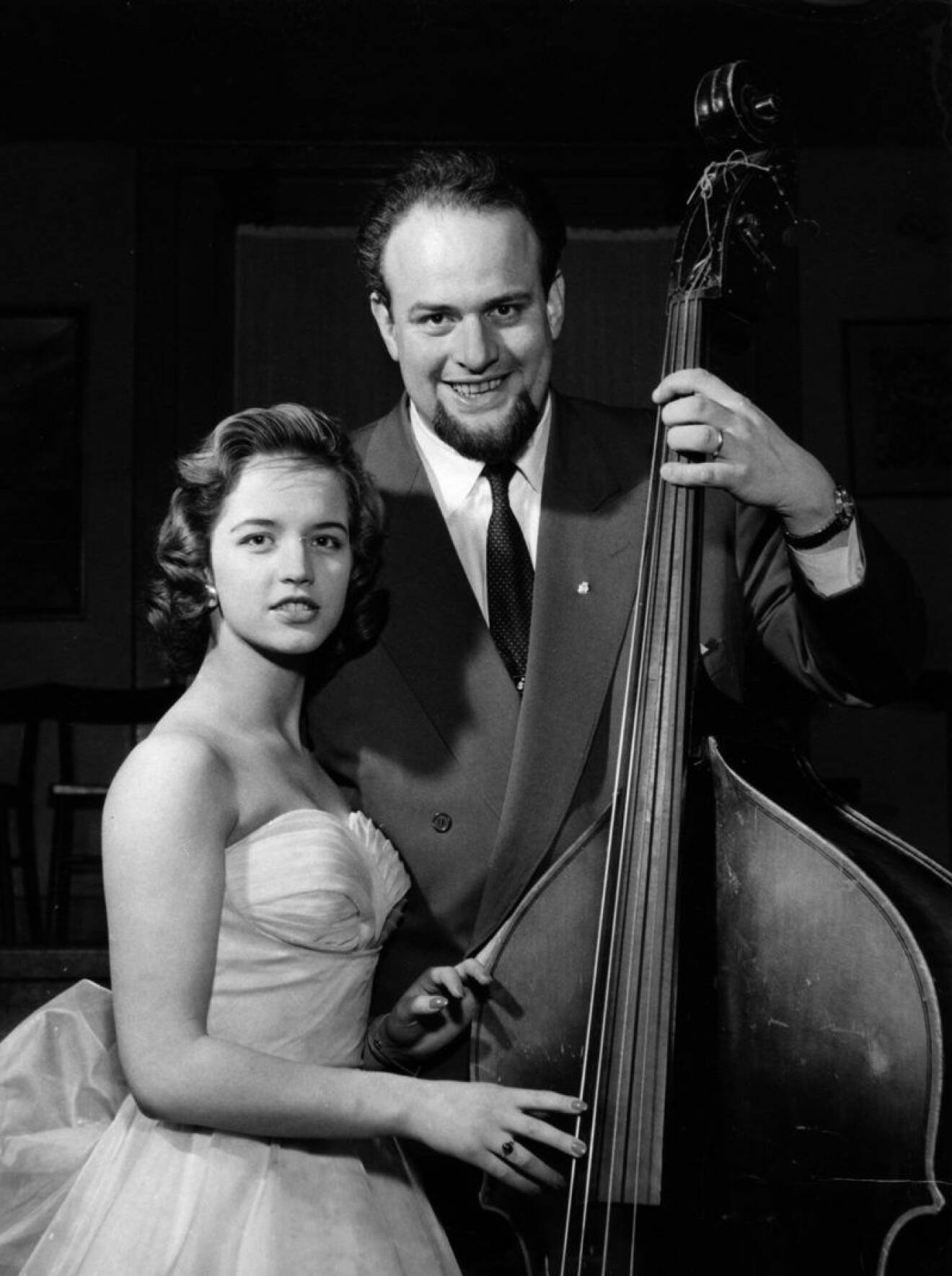 Lill-Babs och en man med cello 1957.