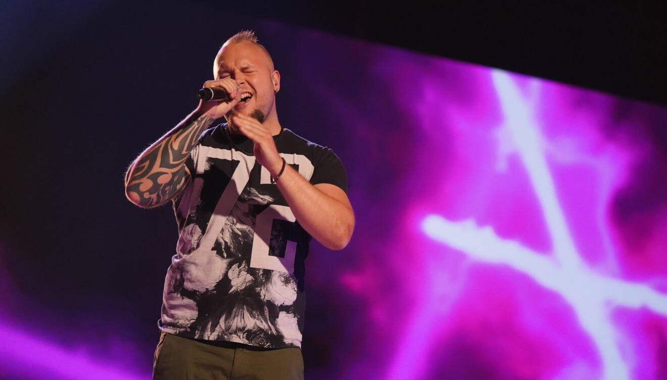 Mattias Nederman sjunger under Idols kvalvecka.