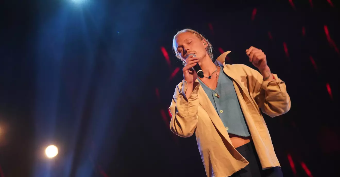 Caspar Camitz sjunger under kvalveckan i Idol 2020.