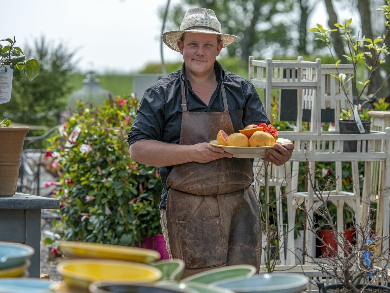 ”Det första året hade jag bara öppet under sommarmånaderna för att se hur det gick”, säger Karl Fredrik. ”Nu brukar jag hävda att jag sommarjobbar året runt, för det är så det känns. Ett härligt jobb!” I det stora utbudet finns även vitmålade blompiedestaler och glaserade skålar. Foto: Erik Karlsson Karl Fredrik på sin gård Eklaholm som ligger på Österlen.