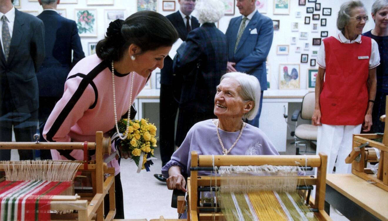 Silvia besöker ålderdomshem 1996.