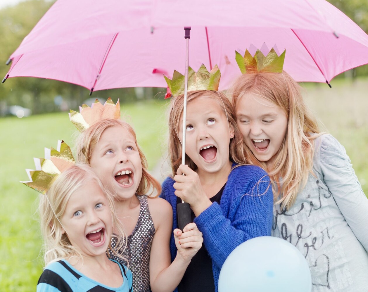 Ta många bilder på barnkalaset, tipsar Christina. Foto: Shutterstock/TT Glada små prinsessor under ett rosa paraply.