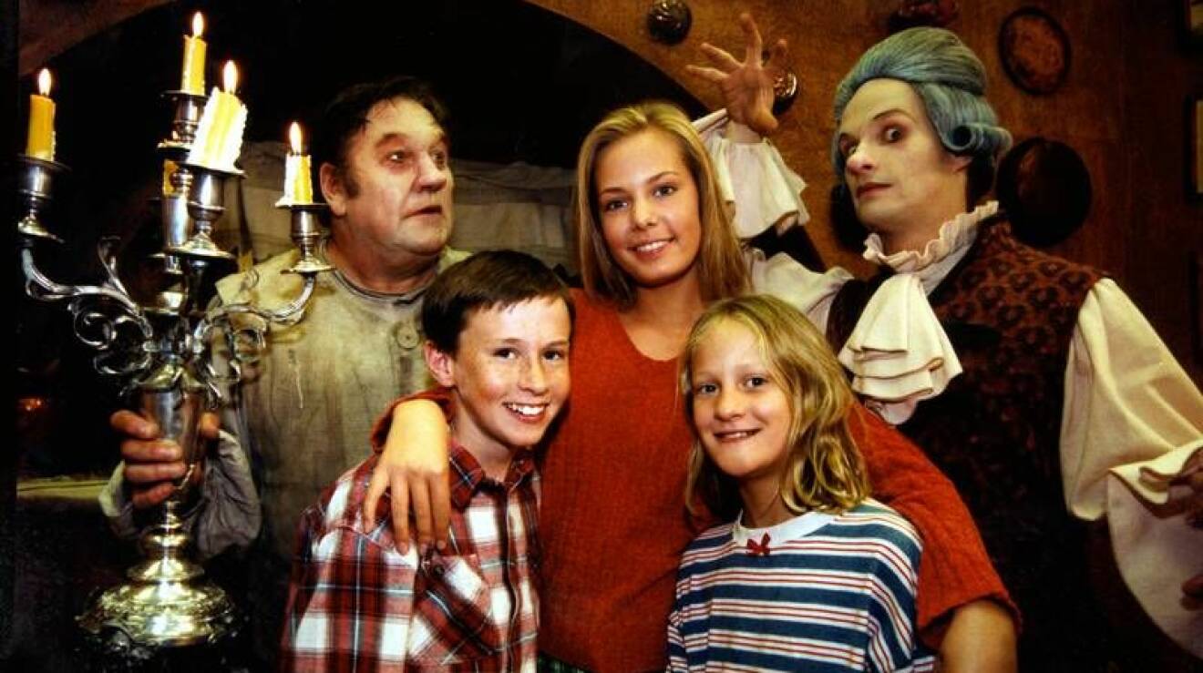 Bilden visar barnskådespelarna och spökena i julkalendern Mysteriet på Greveholm.