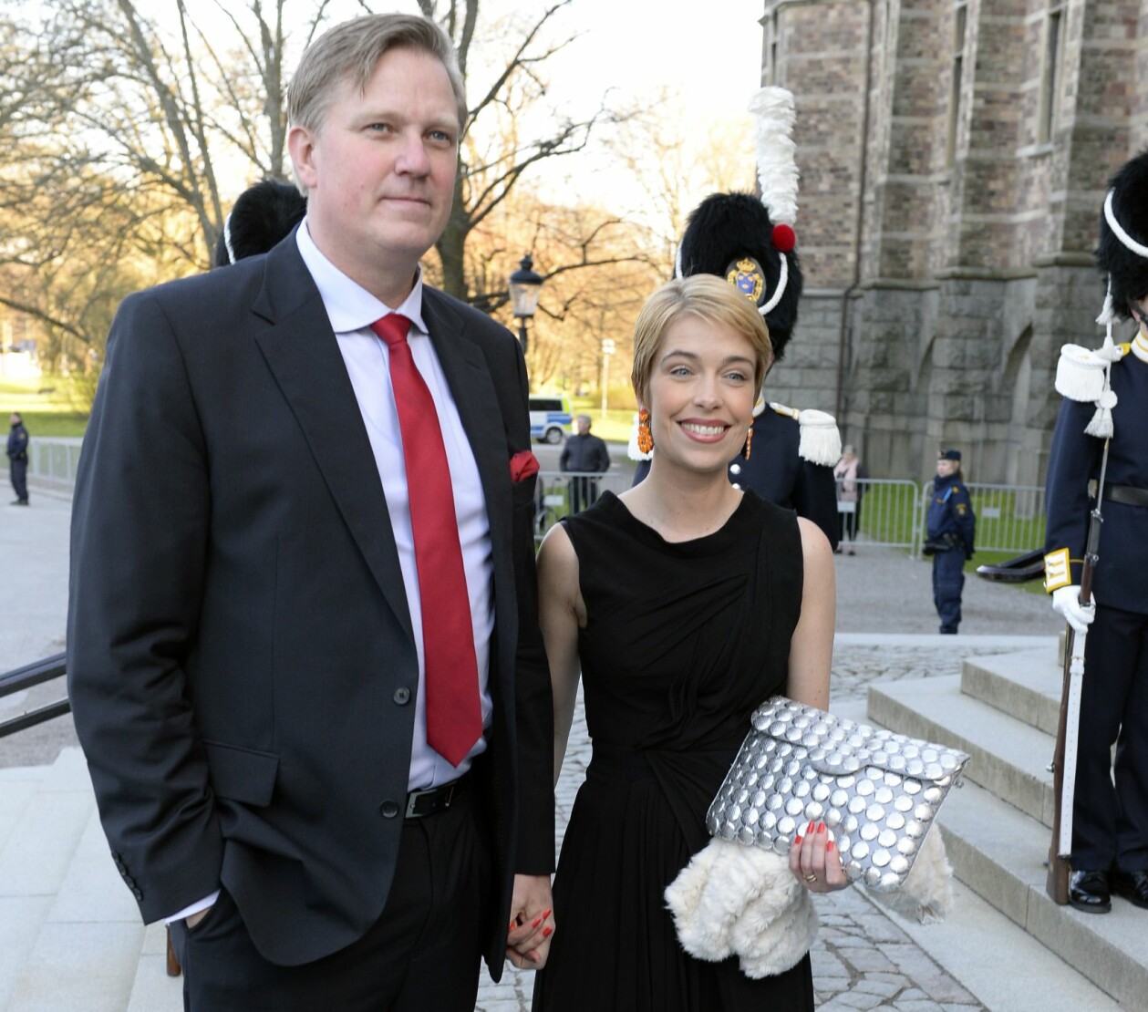 Festklädd och glad Annika Strandhäll hand i hand med livskamraten Thomas Wolf.