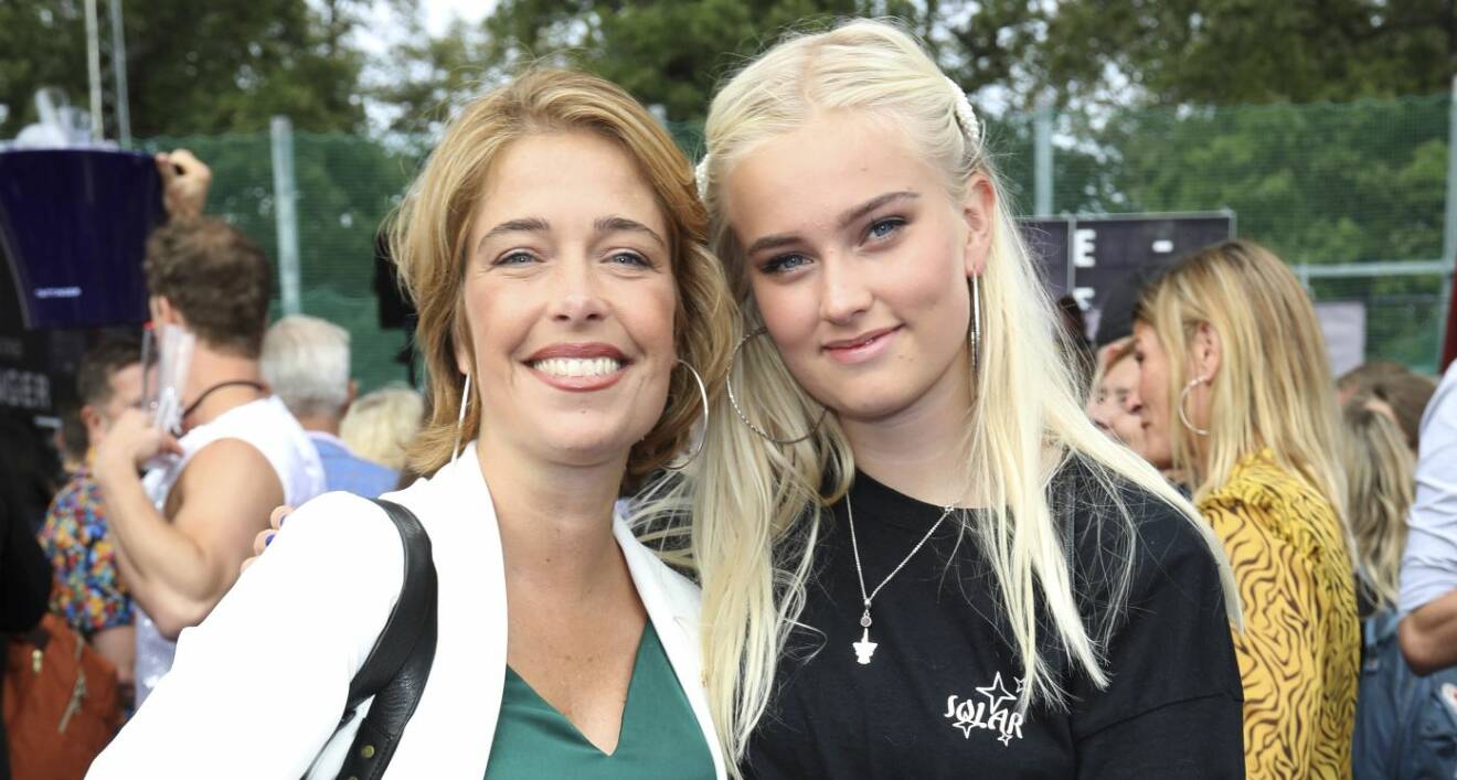 Politikern Annika Strandhäll tillsammans med dottern Felicia.