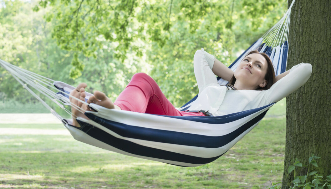 En perfektionist kan behöva öva på att slappa. Foto: Shutterstock/TT Kvinna i en hängmatta i naturen