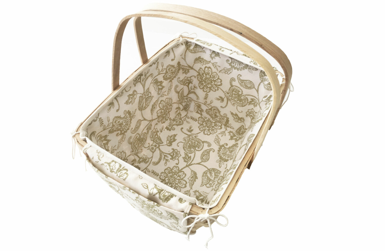 Klädseln går lätt att knyta loss och tvätta ifall det skulle behövas. Picknickkorg från Clas Ohlson klädd med tyg från Ikea