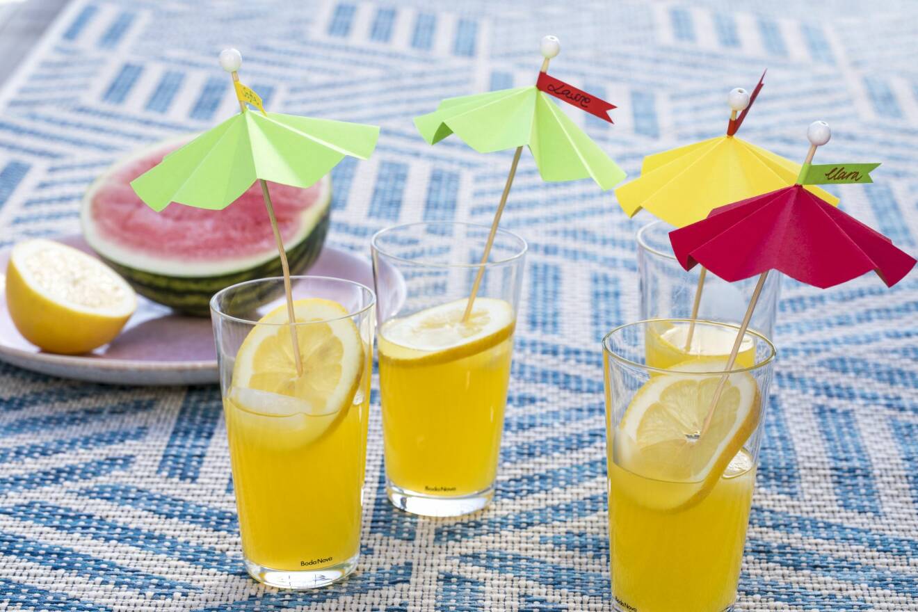Drinkparaply i olika färger.