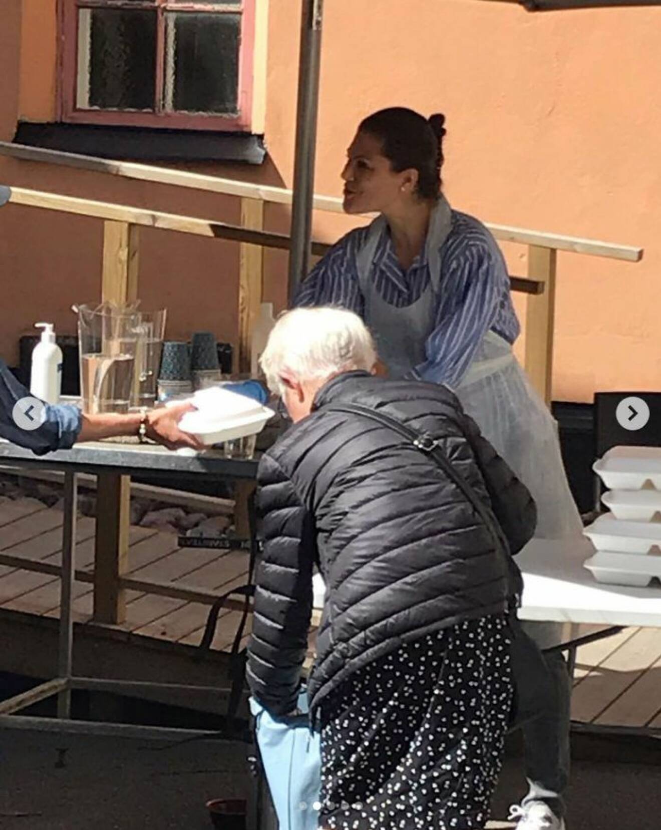 Kronprinsessan Victoria delar ut matlådor hos Stadsmissionen.
