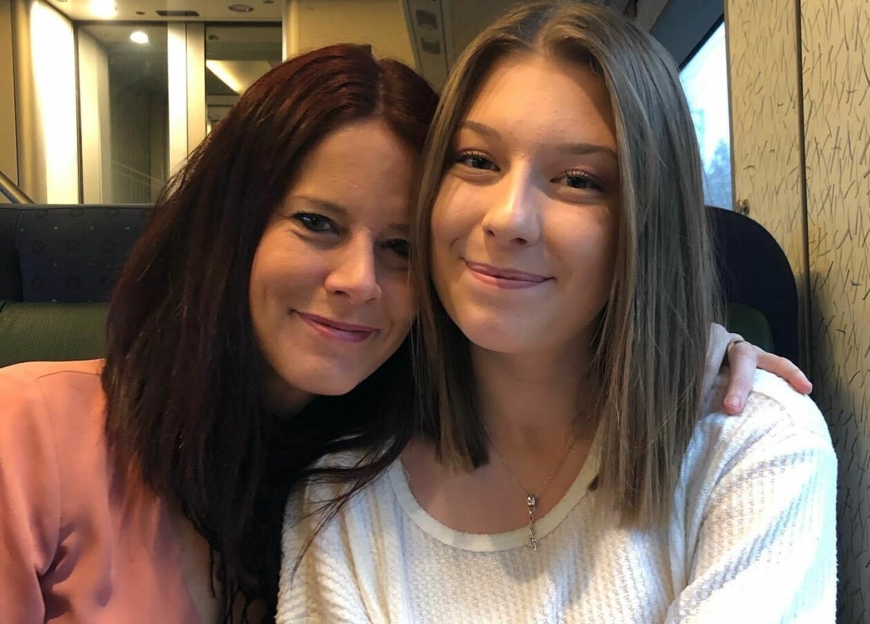 Alexandra Ingemansson är 44 år och arbetar på Coop i Mörrum. Tillsammans med maken Jörgen har de barnen Amanda, 19, Filip, 17 och Emil, 15 år och två hundar. Amanda och Alexandra sitter bredvid varandra på ett tåg.