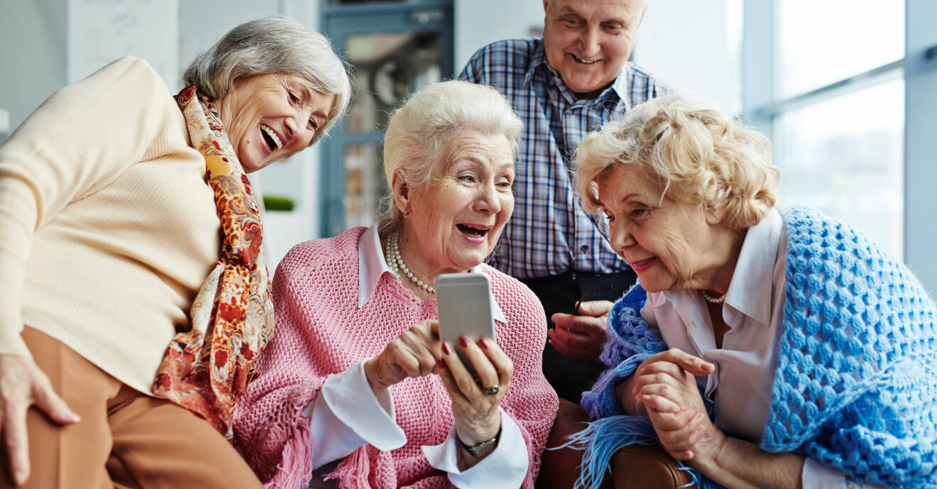 Äldre vänner med smartphone.