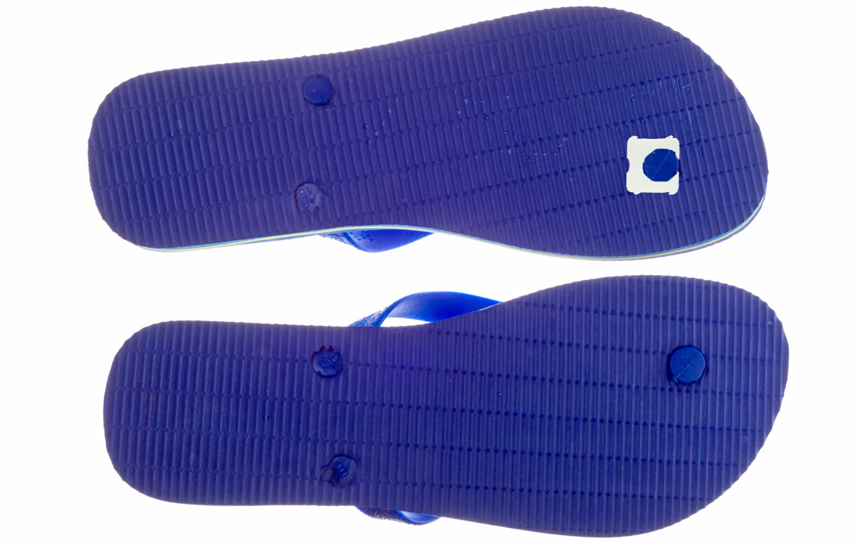 Foto: Shutterstock/TT Ett par flip flop lagade med en brödklämma.