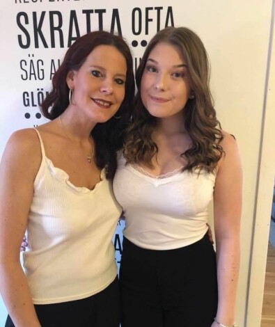 Alexandra och Amanda tillsammans i familjens kök.