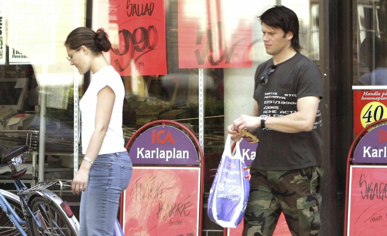 I början av sitt förhållande kunde Victoria och Daniel leva som nästan vem som helst. Här 2004 efter ett besök på ICA Karlaplan. Foto: TT Victoria och Daniel fritidsklädda efter en liten shoppingtur på ICAS Karlaplan.