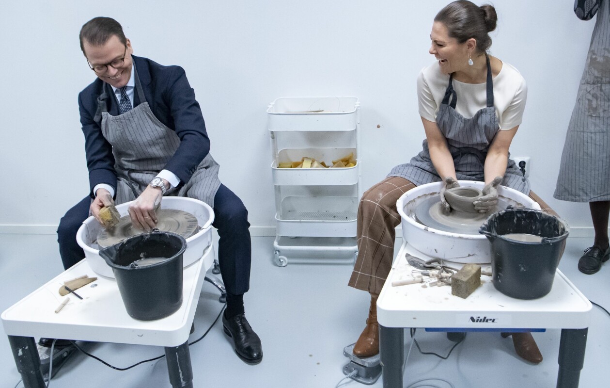 De arbetar ofta sida vid sida, som här vid studiebesöket i Höganäs i januari där de fick prova att dreja själva. Foto: TT Prins Daniel och Victoria drejar och skrattar gott.
