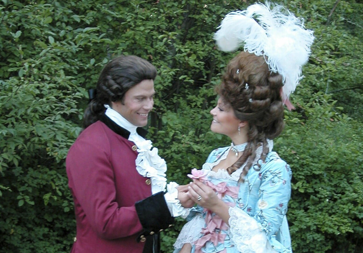 2005 fick Daniel prova på slottslivet… Fotot är taget under en maskeradbal på Ulriksdals slott. Foto: TT Daniel och Victoria utklädda till högtidsklätt 1700-talspar på maskeradbal.