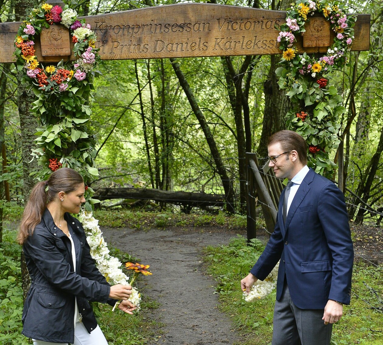 Det var här på Kärleksstigen som Daniel föll ned på knä och frågade om Victoria ville bli hans fru. Foto: Anders Wiklund/TT Kronprinsessparet vid blomsterprydda éntren till sin kärleksstig i grönskande skog.